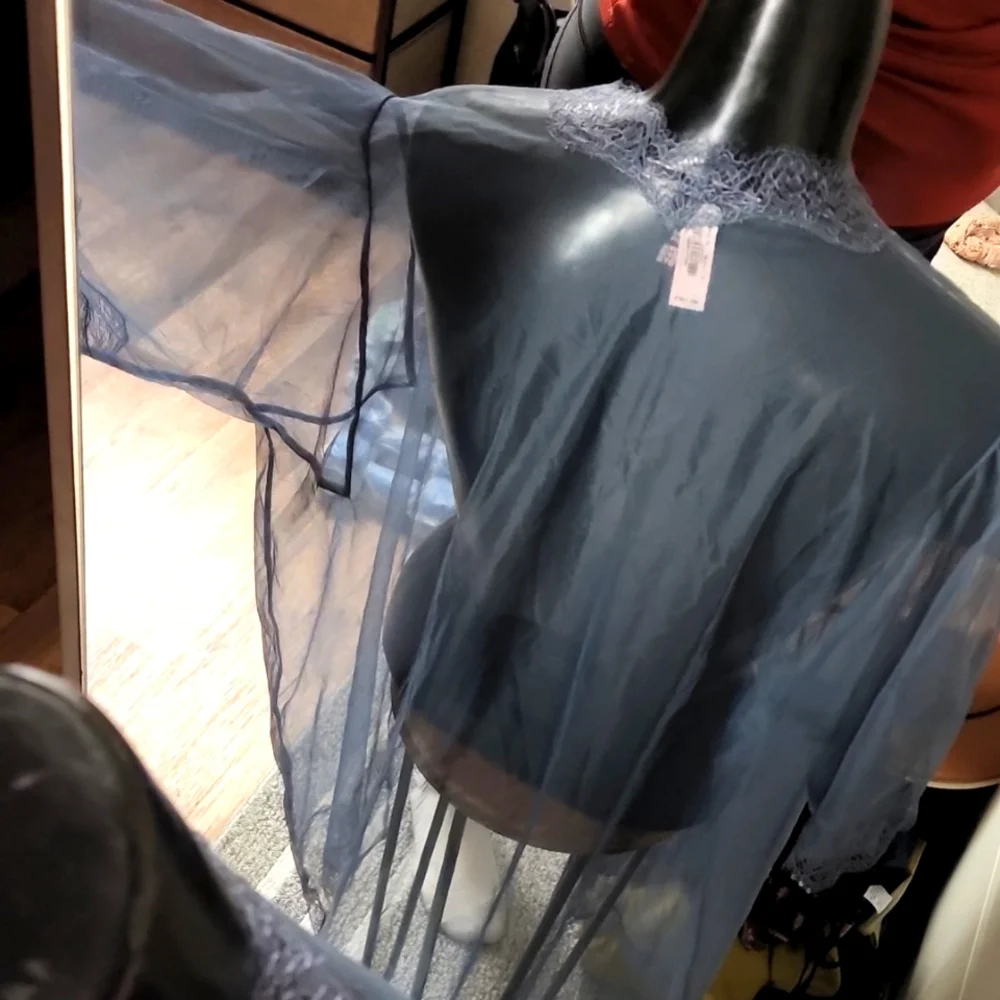 Victoria's secret sexy cover-up - Picture 3 of 4